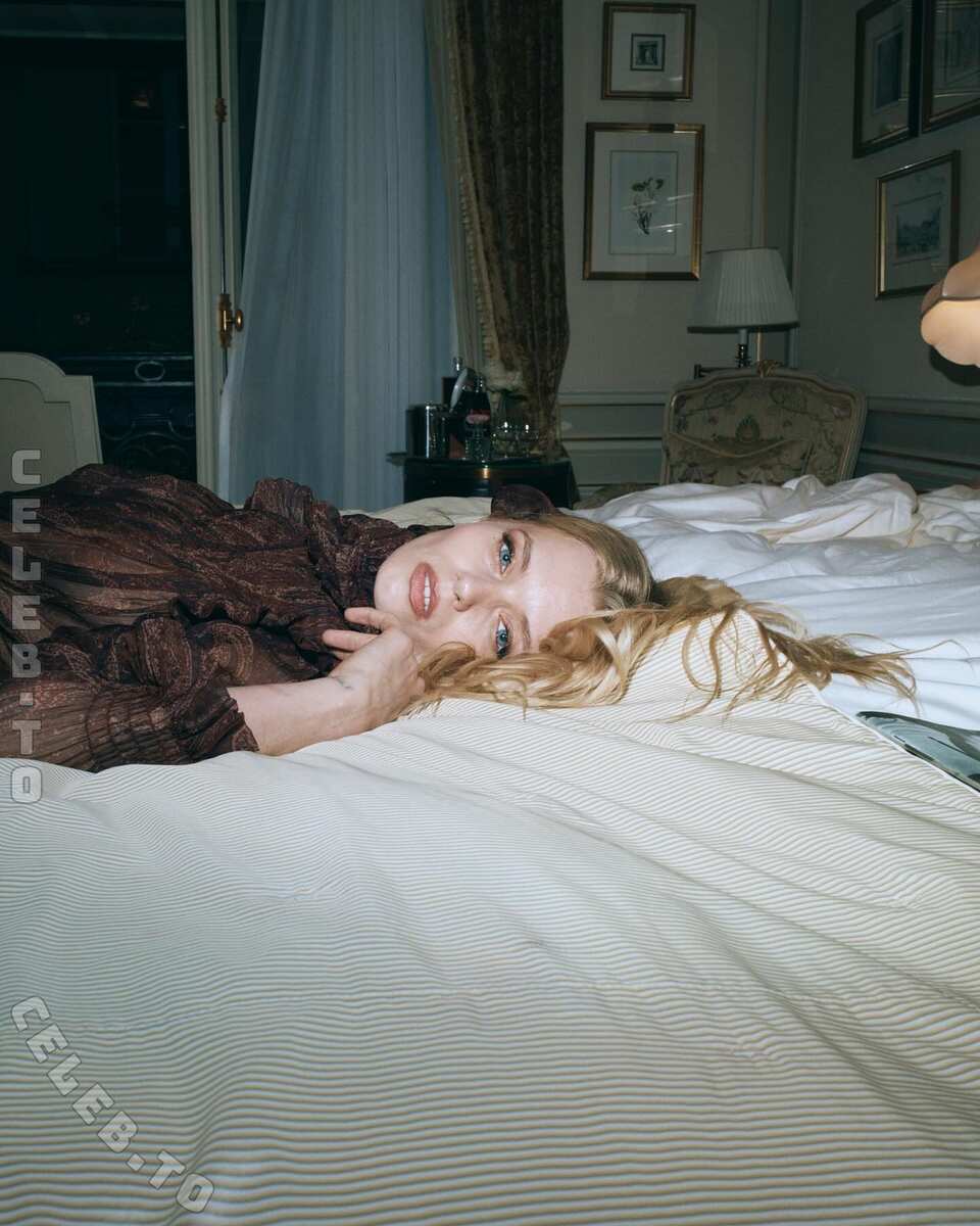 Abbey Lee Kershaw hands