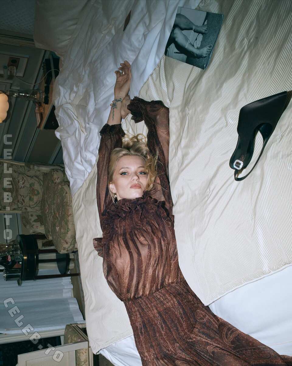 Abbey Lee Kershaw hands