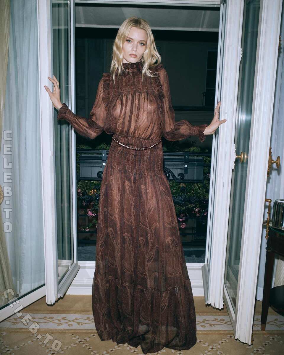Abbey Lee Kershaw hands