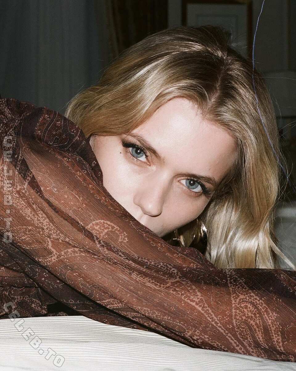 Abbey Lee Kershaw hands