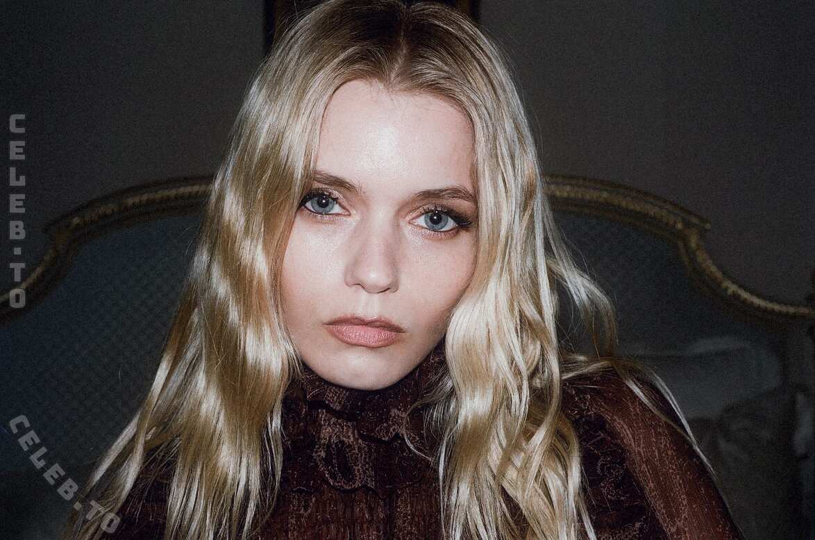 Abbey Lee Kershaw hands