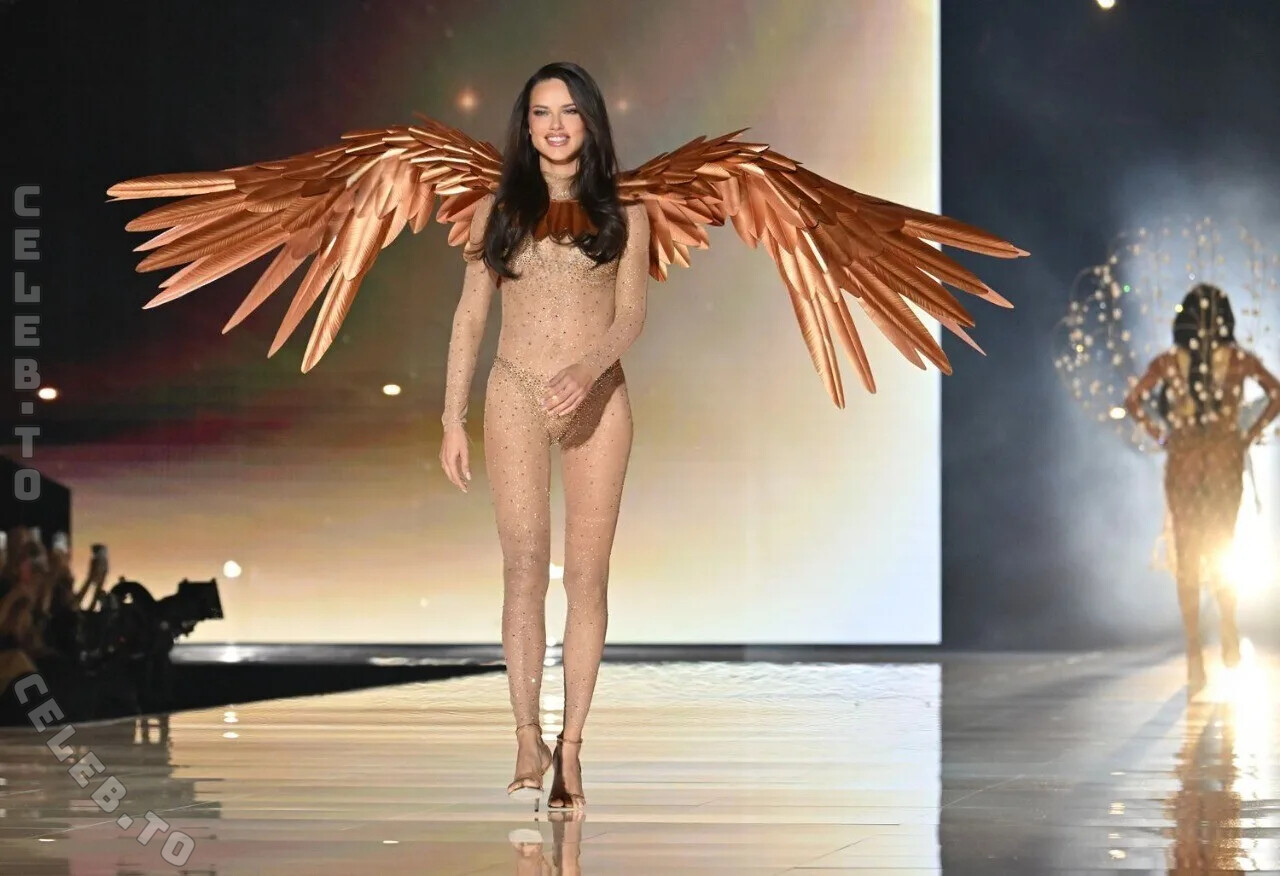 Adriana Lima hands