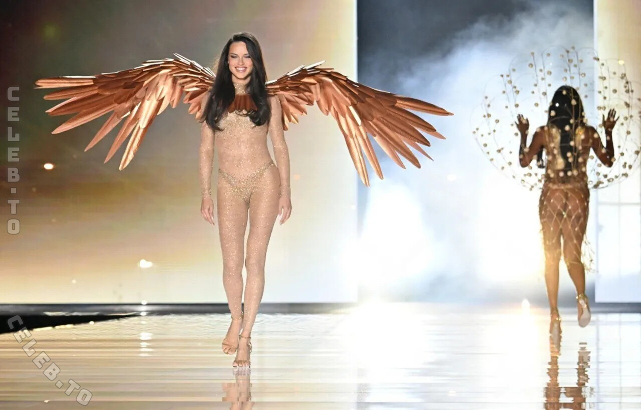 Adriana Lima hands