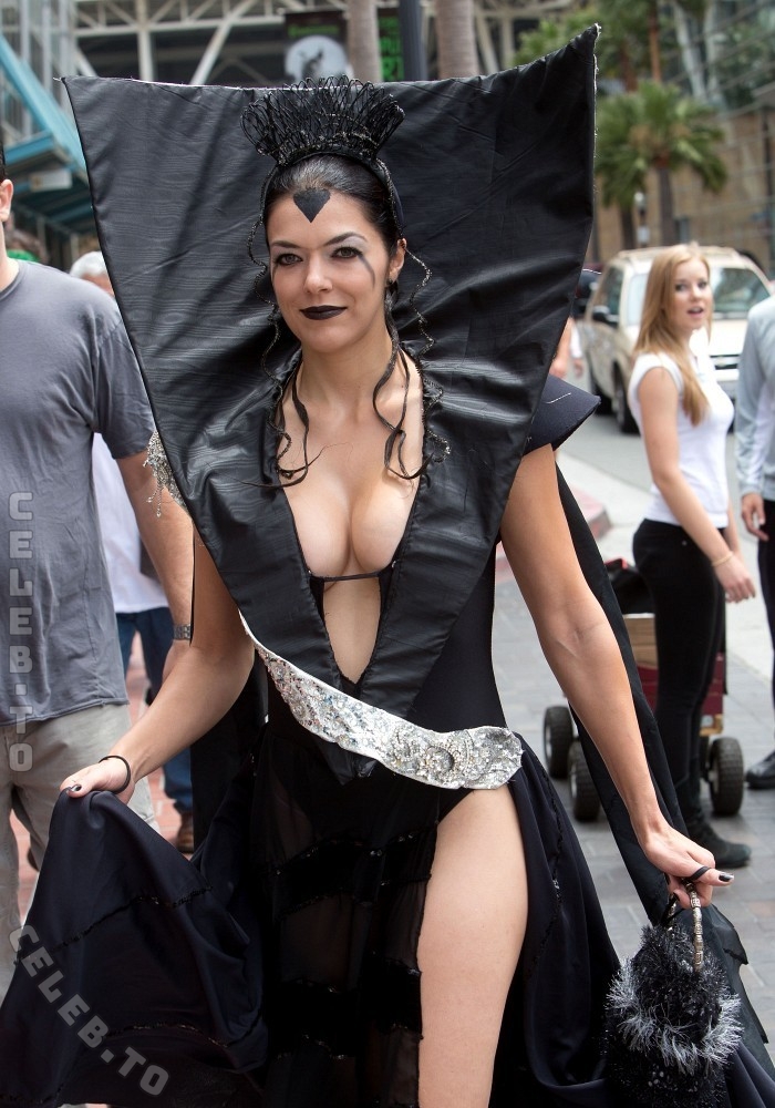 Adrianne Curry legs