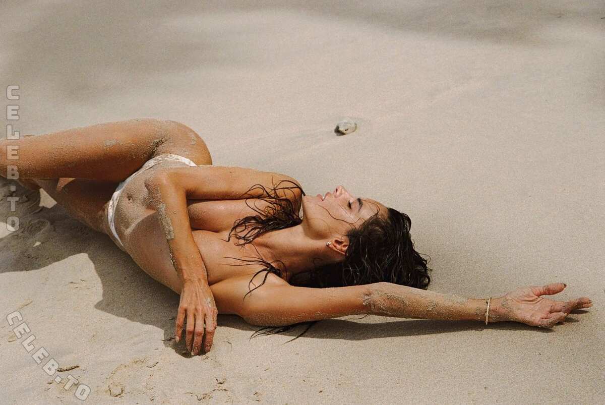 Alessandra Ambrosio hands