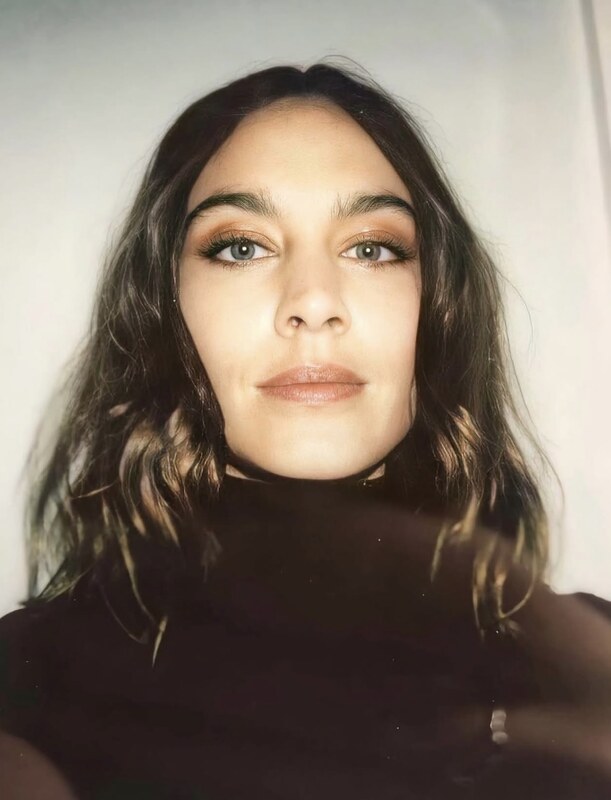 Alexa Chung legs