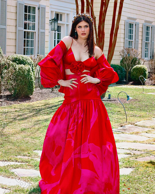 Alexandra Daddario Nude Behind-The-Scenes Photos From "The White Lotus"