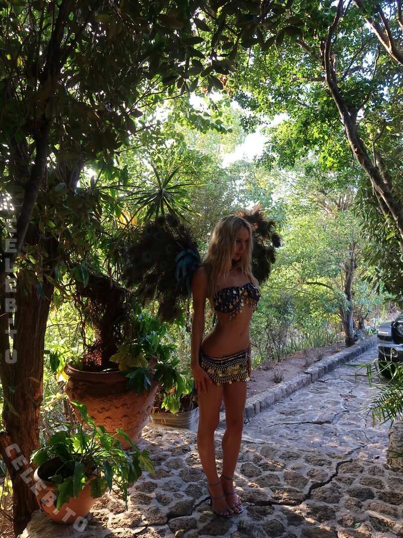 Alexis Ren legs
