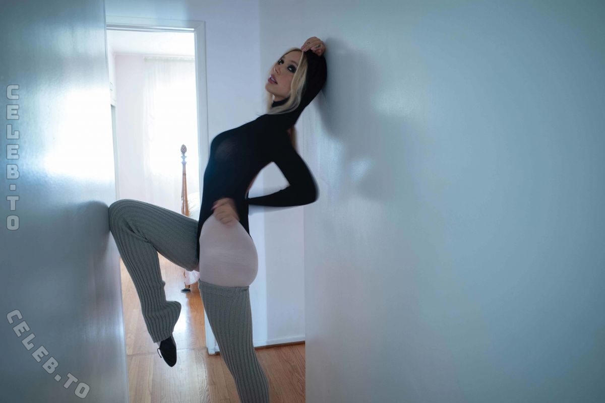 Alexis Ren butts