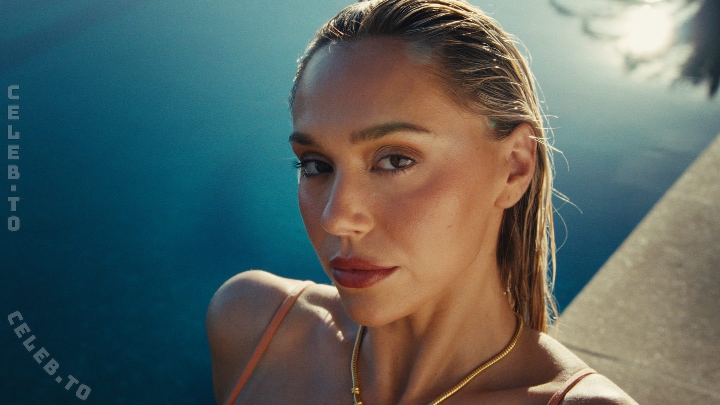 Alexis Ren hands