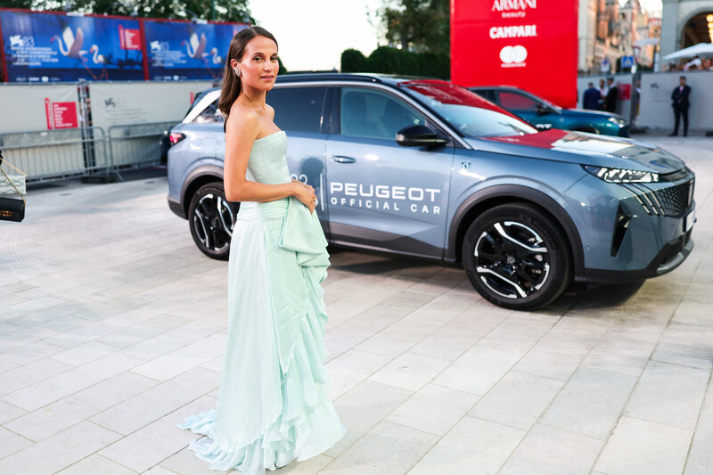 Alicia Vikander legs