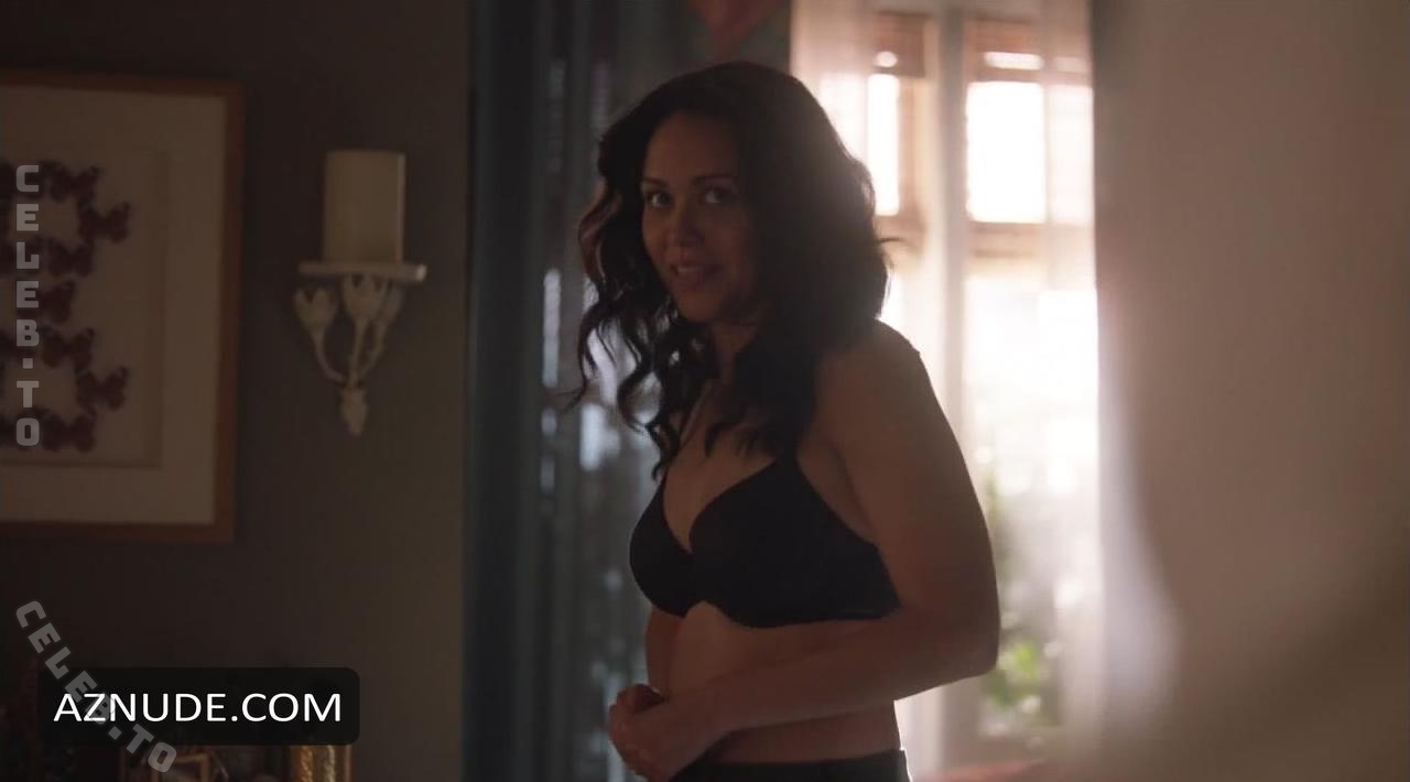 Alyssa Diaz hands