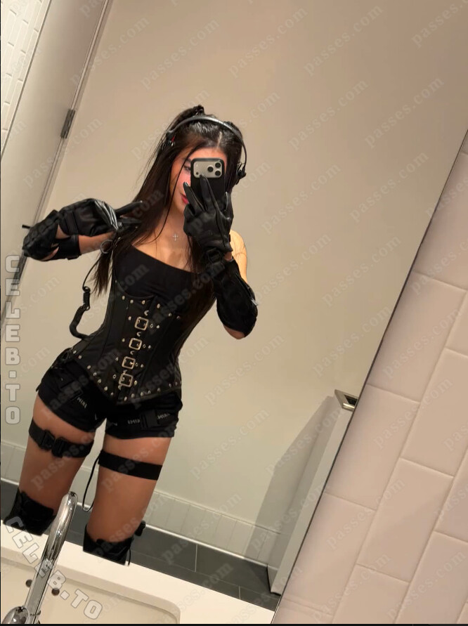 Andrea Botez Sexy Fishnet Stockings Chess Set Leaked - Influencers GoneWild