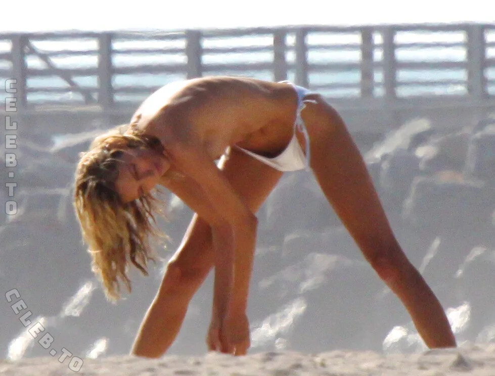 Anja Rubik hands