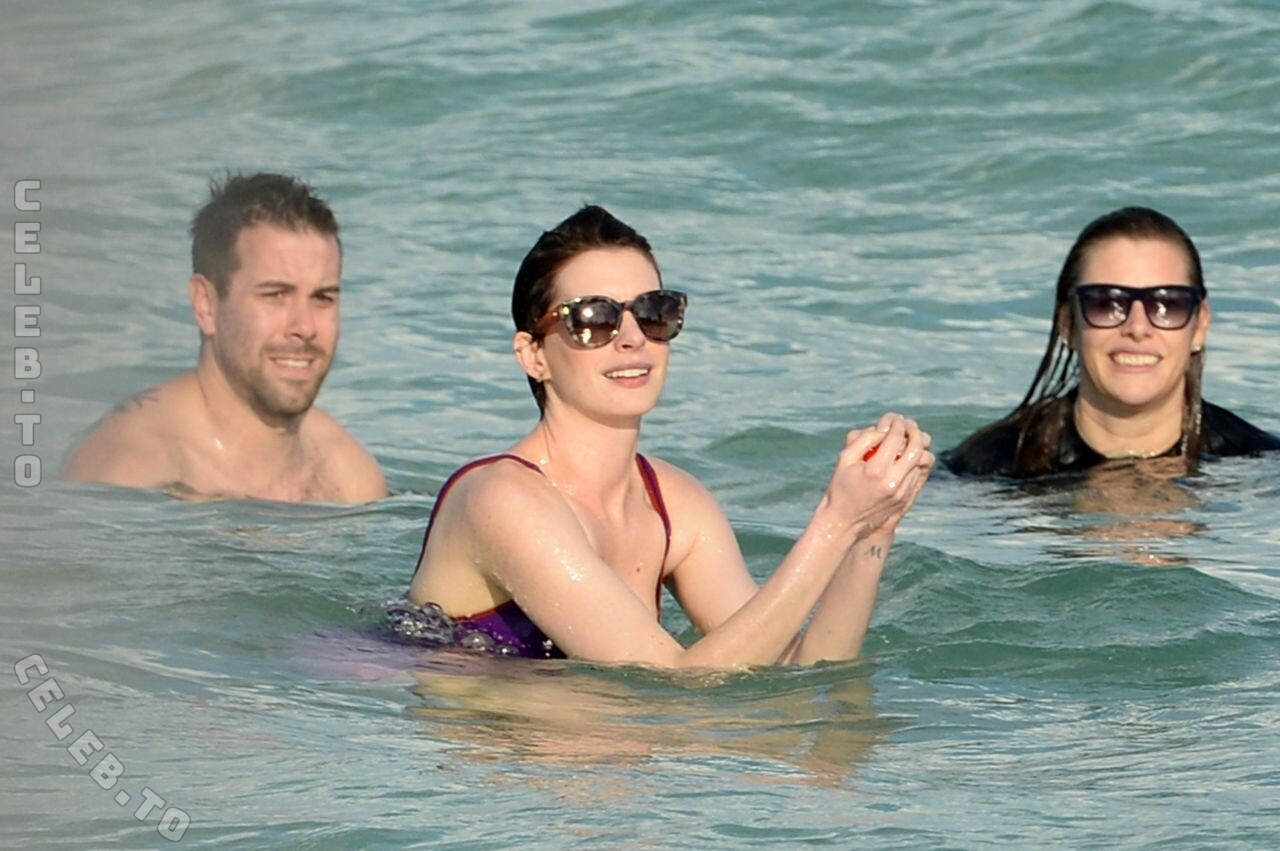 Anne Hathaway Nude In Her Bath Tub