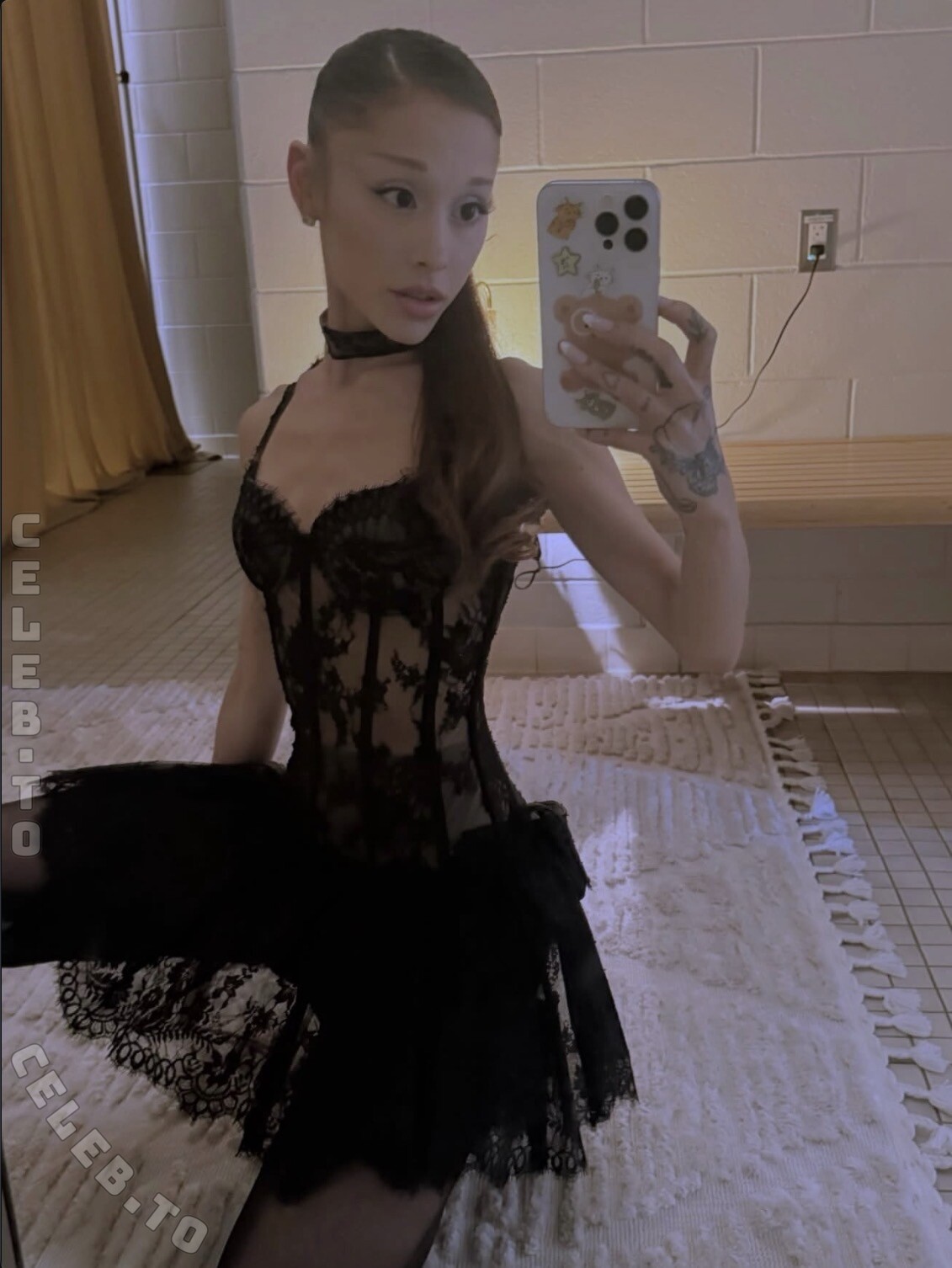 Ariana grande nude poho