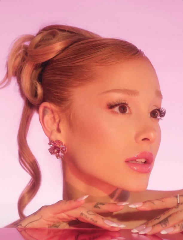 Ariana Grande butts