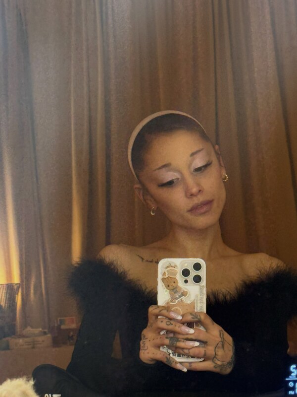 Ariana Grande butts