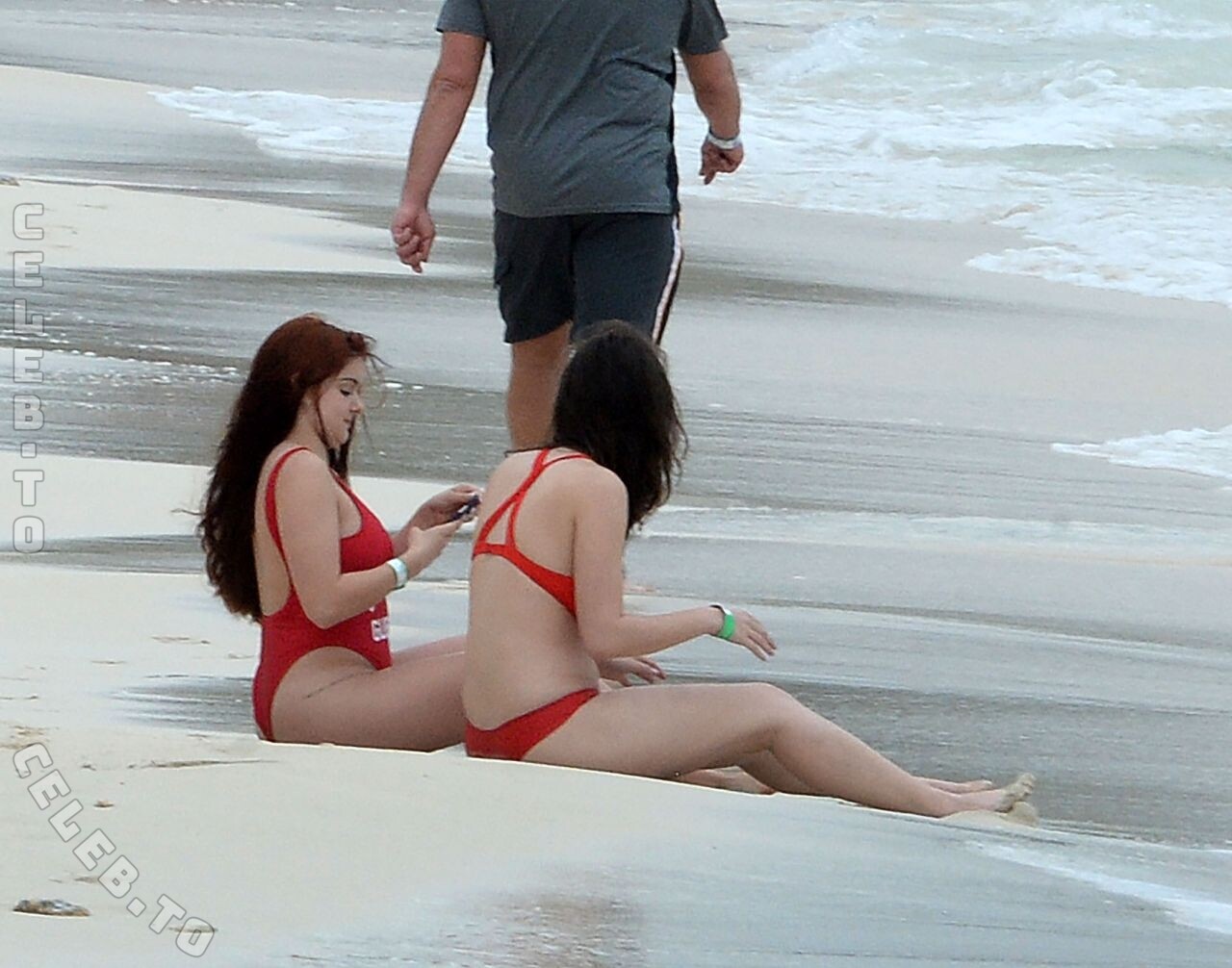 Ariel Winter legs