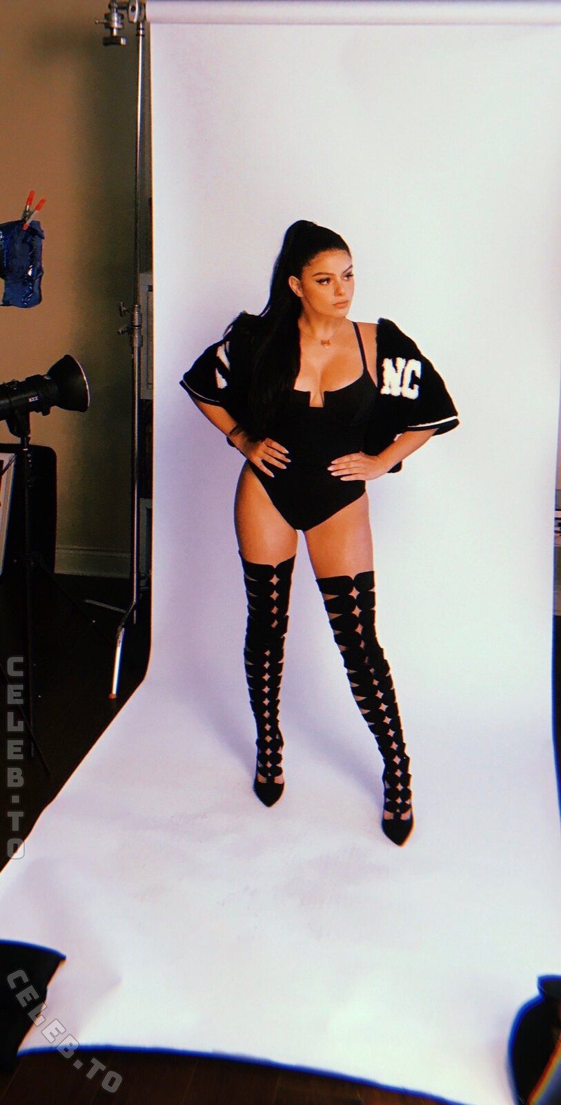 Ariel Winter butts