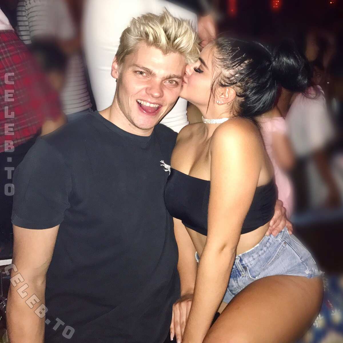 Ariel Winter butts