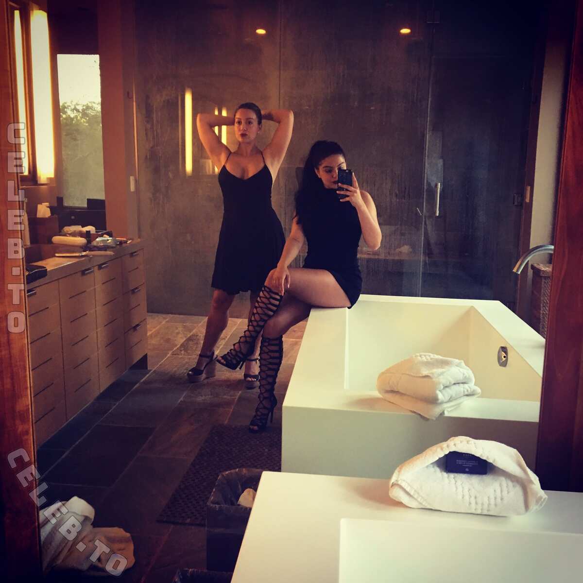 Ariel Winter hands