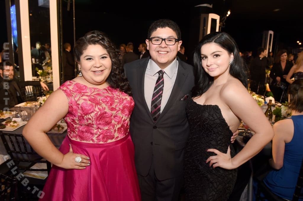 Ariel Winter hands