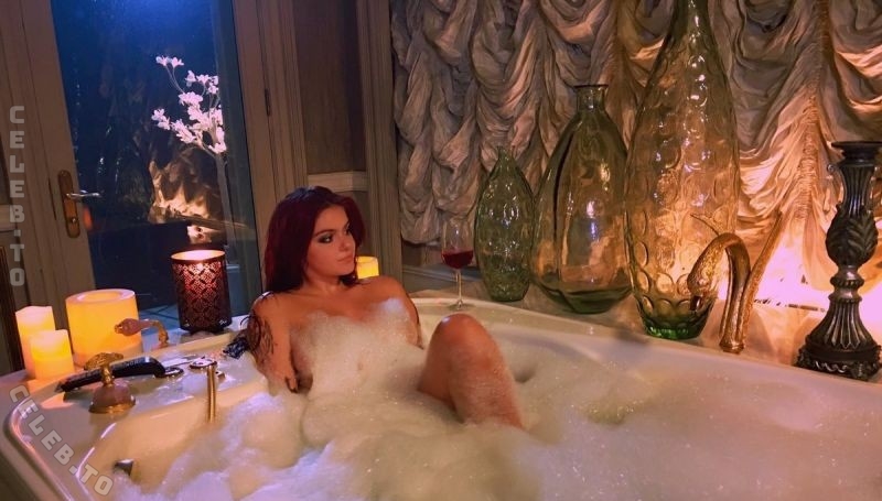 Ariel Winter hands