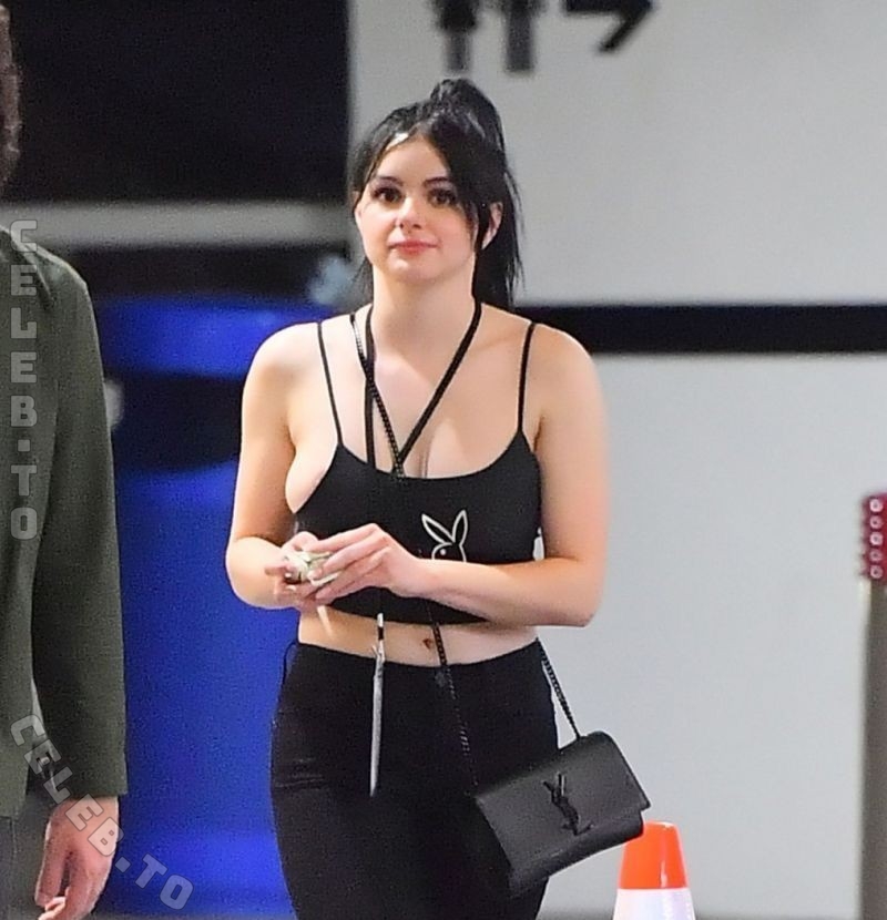 Ariel Winter hands