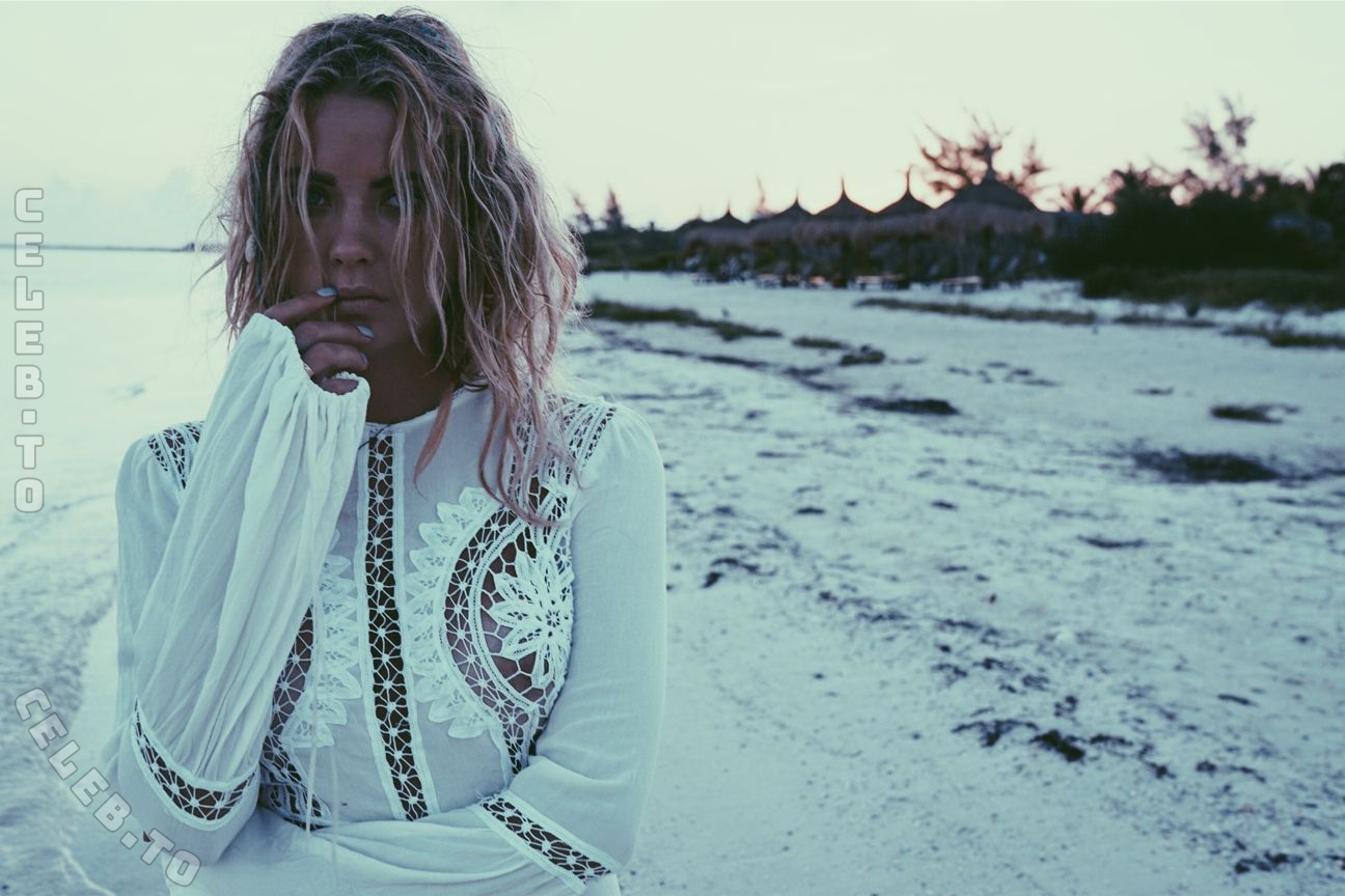 Ashley Benson hands