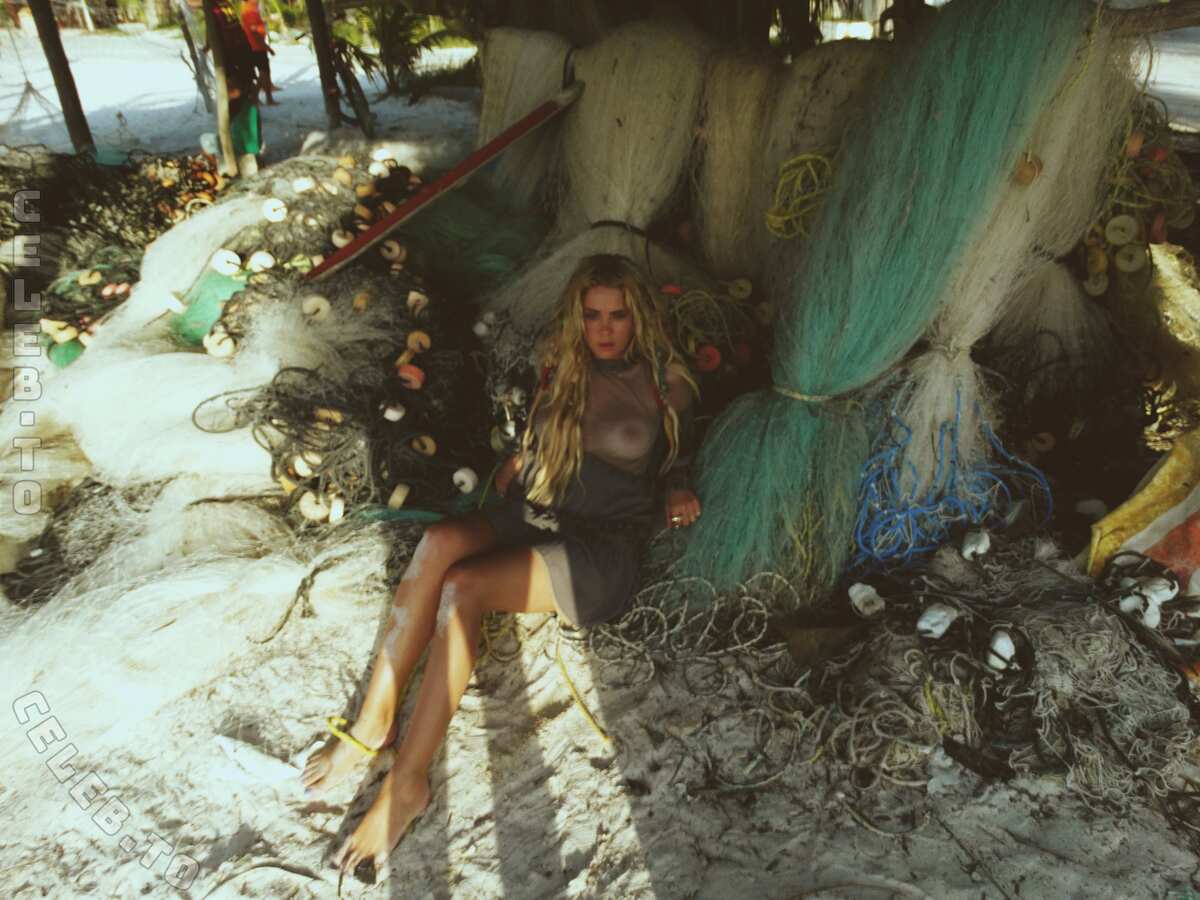 Ashley Benson hands