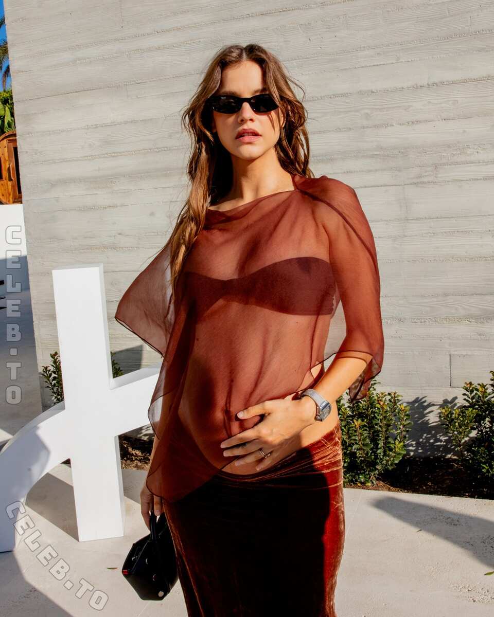 Barbara Palvin hands