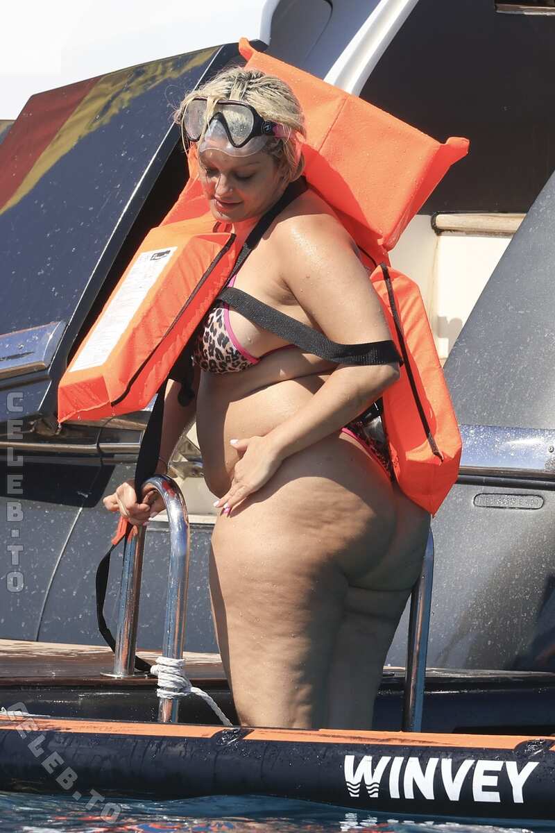 Bebe Rexha hands