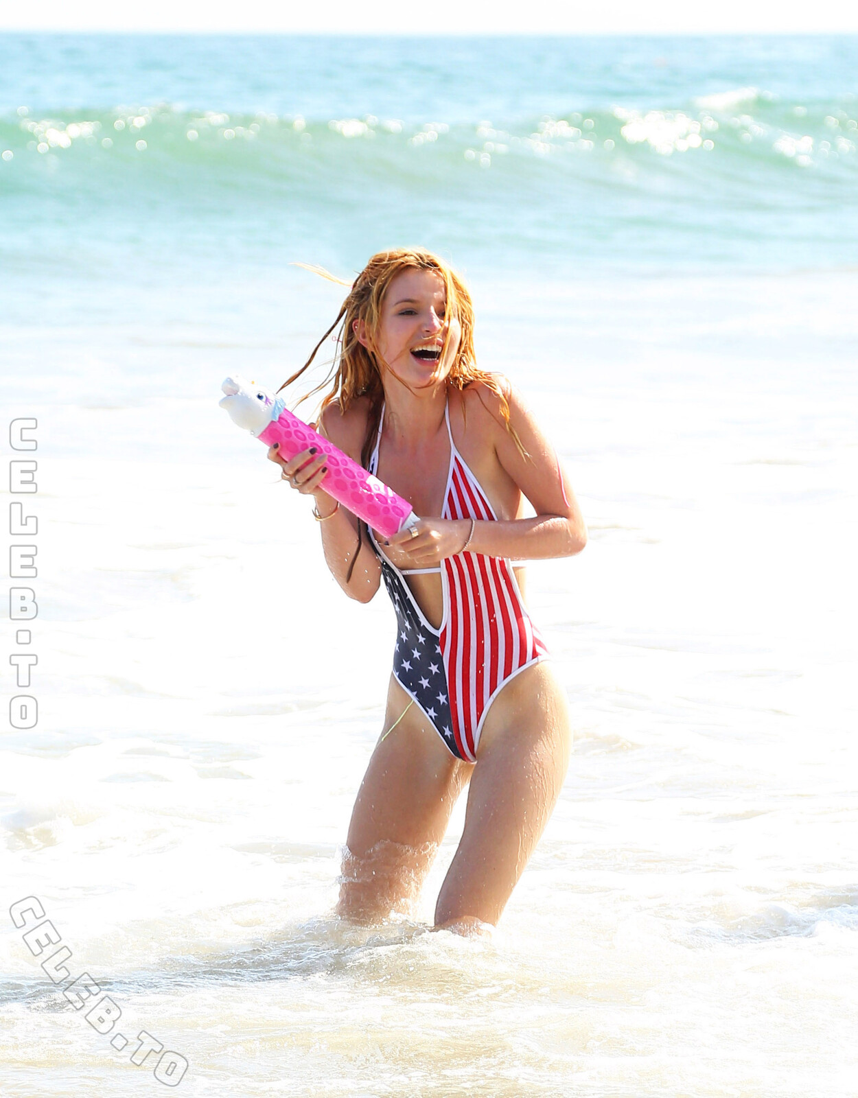 Bella Thorne butts