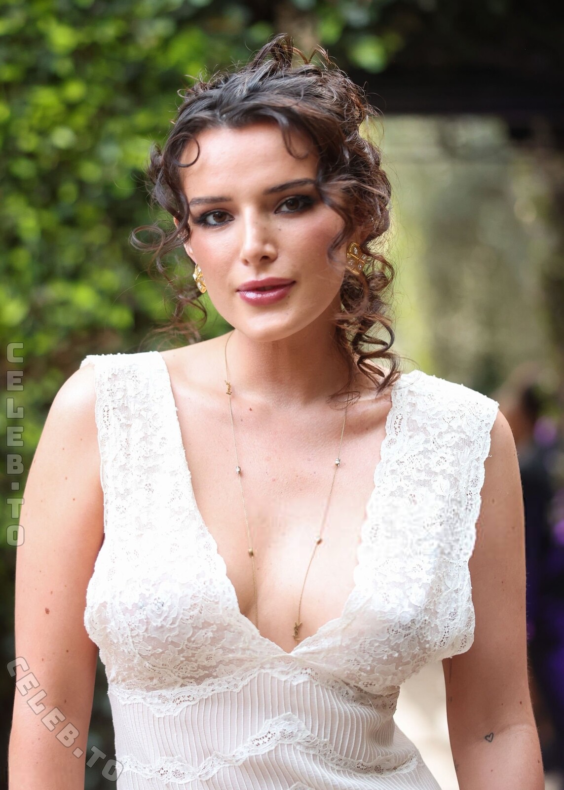 Bella Thorne hands