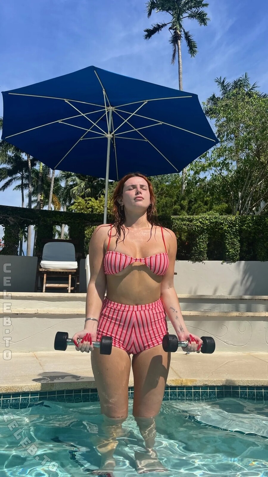 Bella Thorne hands