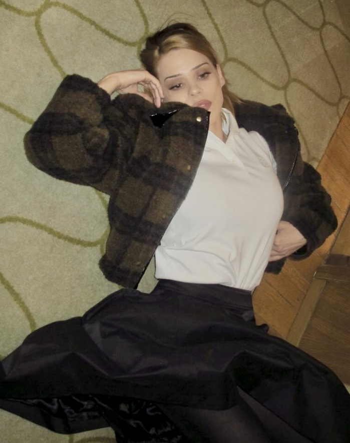 Billie Piper hands