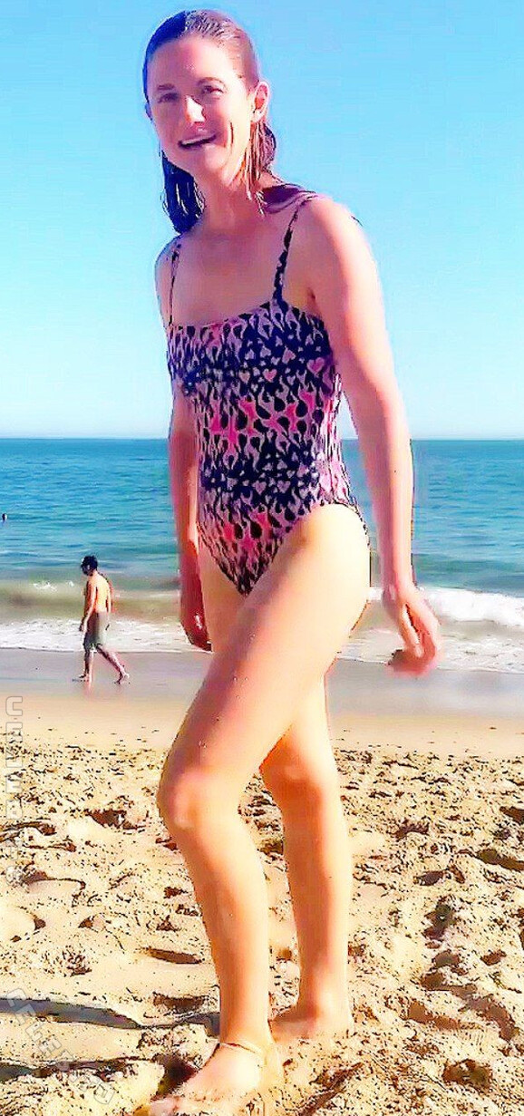 Bonnie Wright legs
