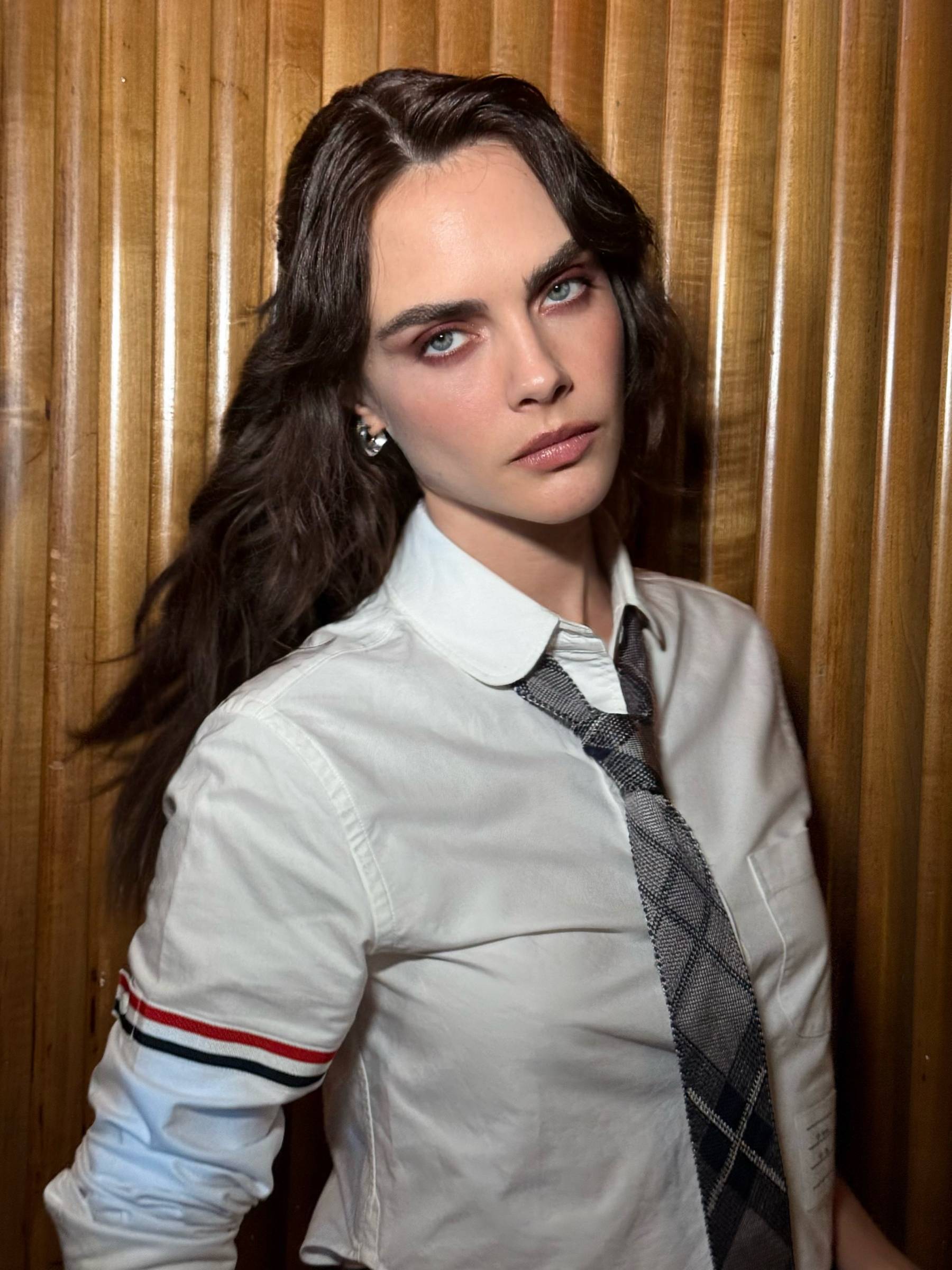 Cara DeLevingne hands