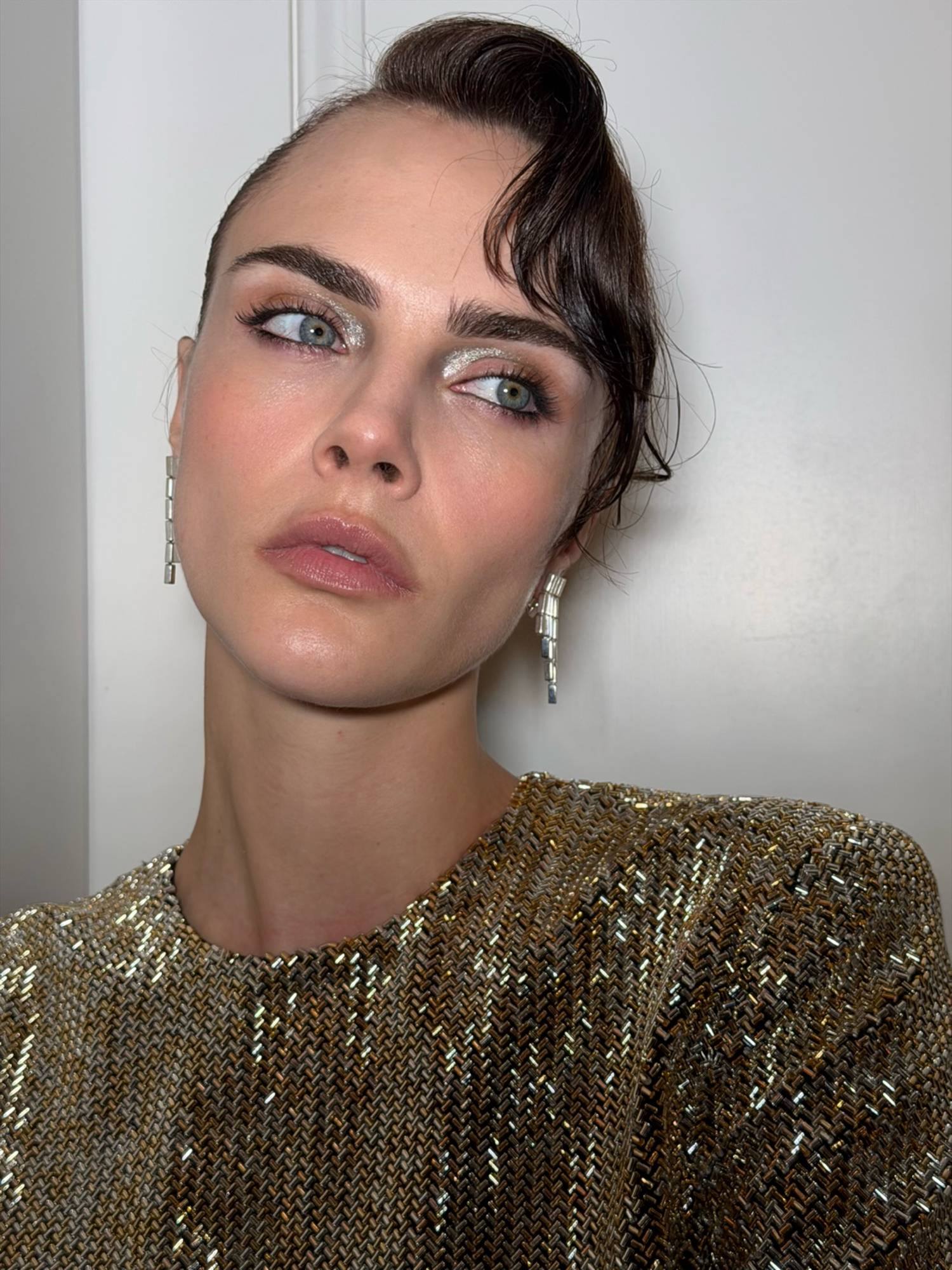 Cara DeLevingne hands