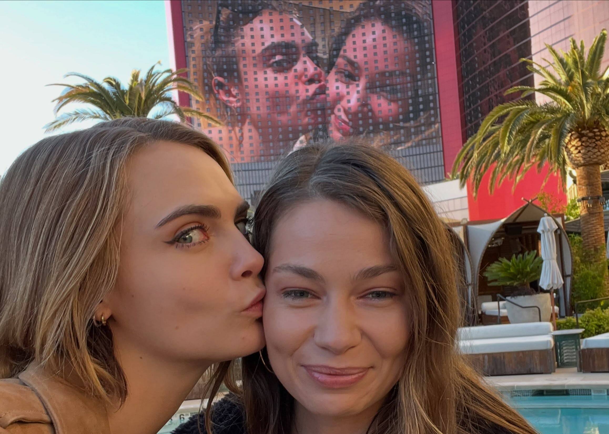 Cara DeLevingne hands