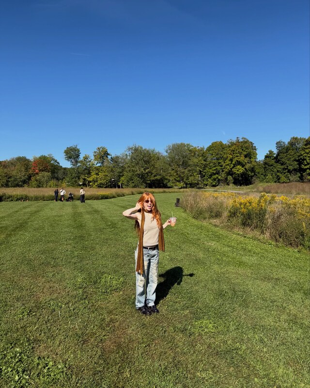 Carly Rae Jepsen hands