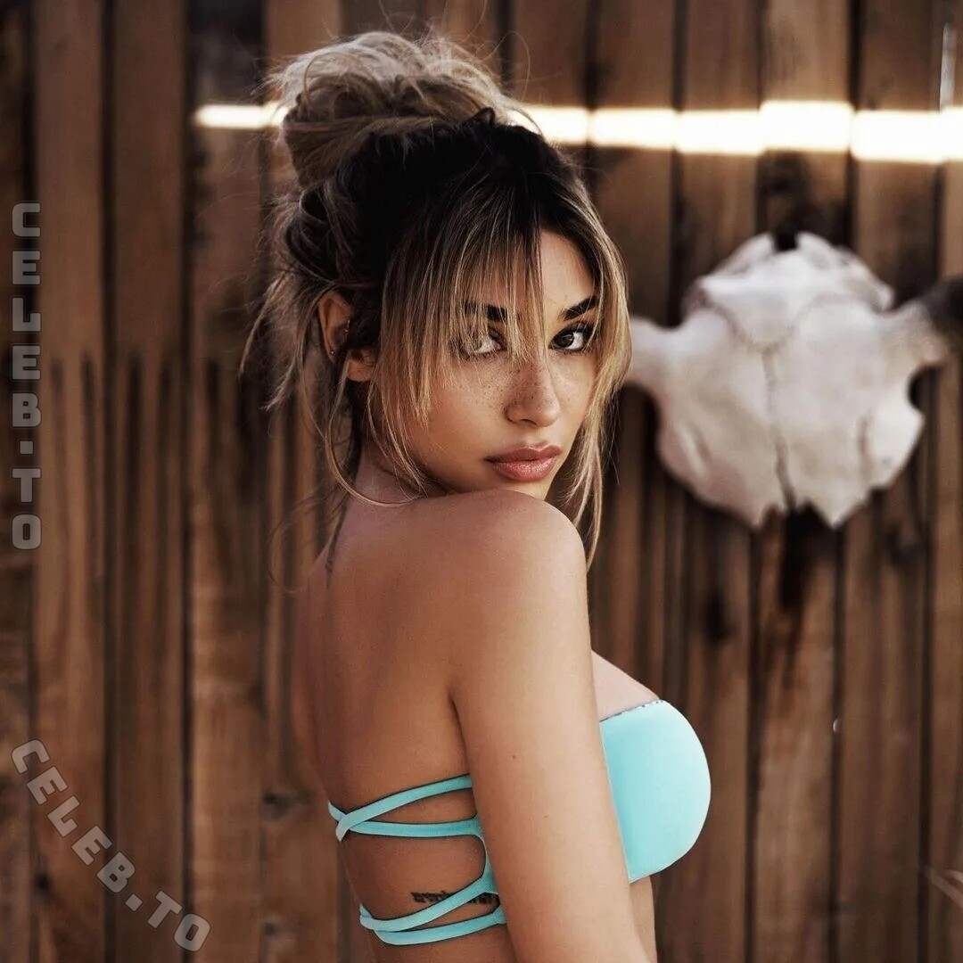 Chantel Jeffries hands