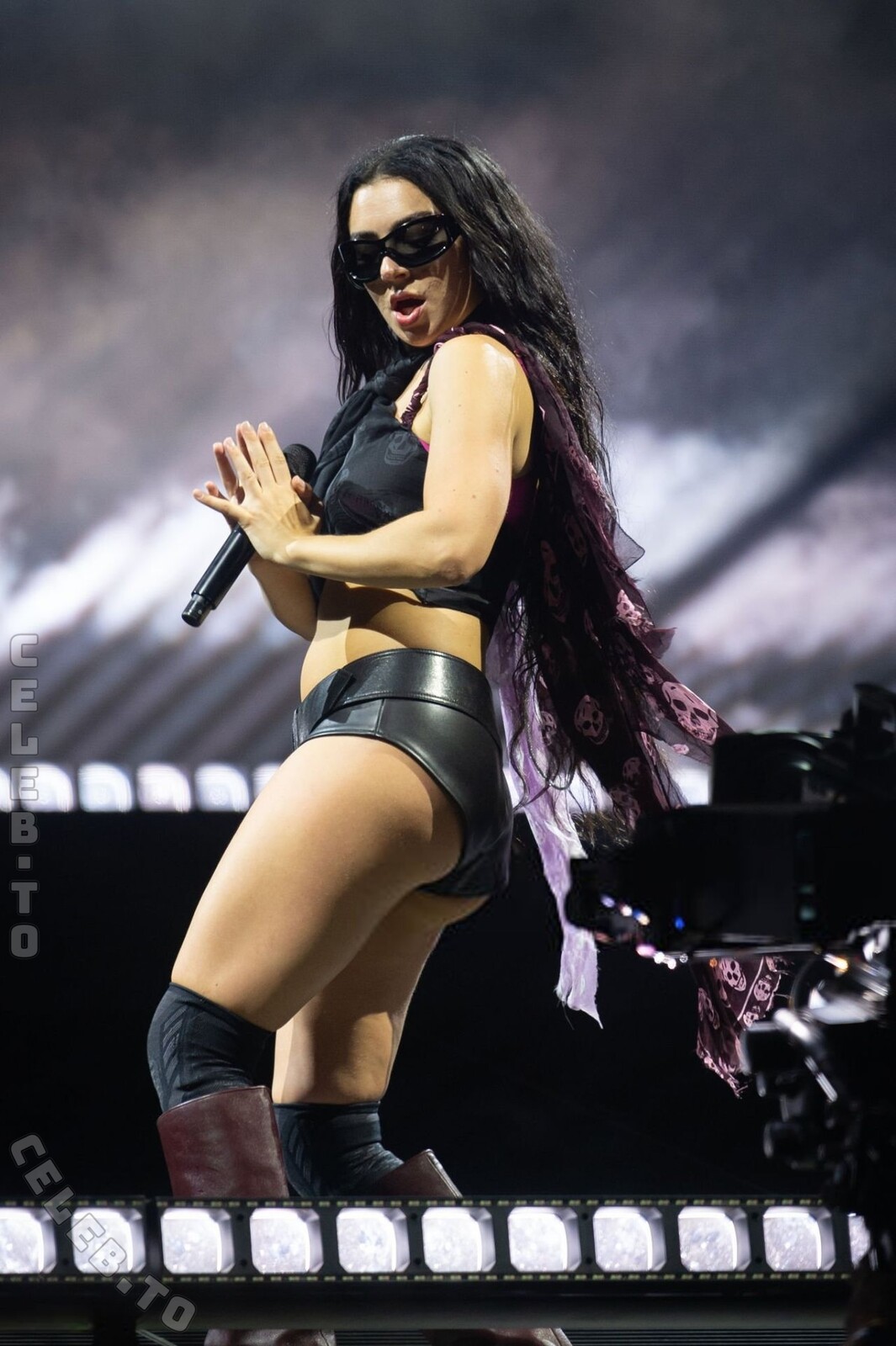 Charli XCX hands