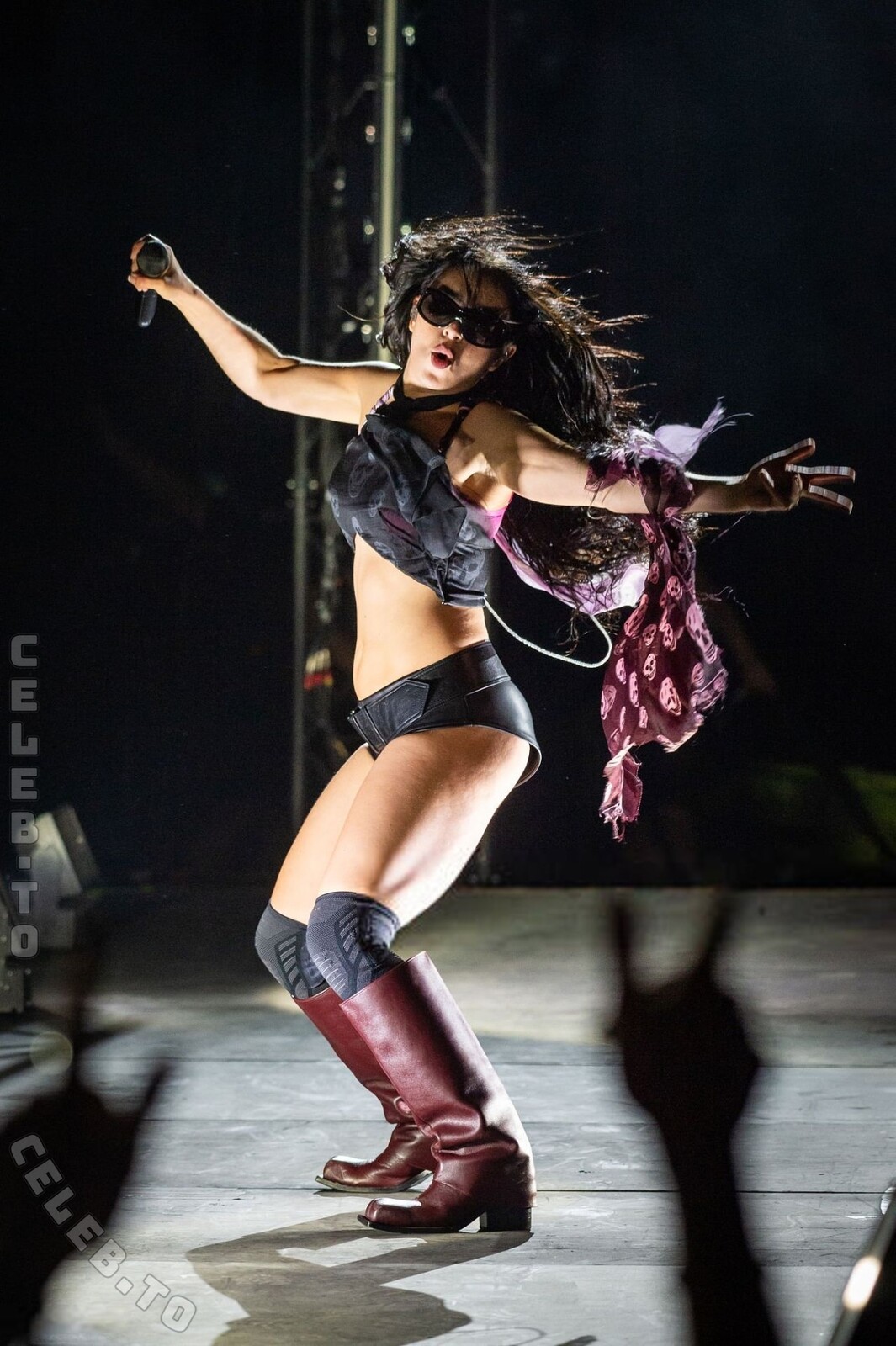 Charli XCX hands
