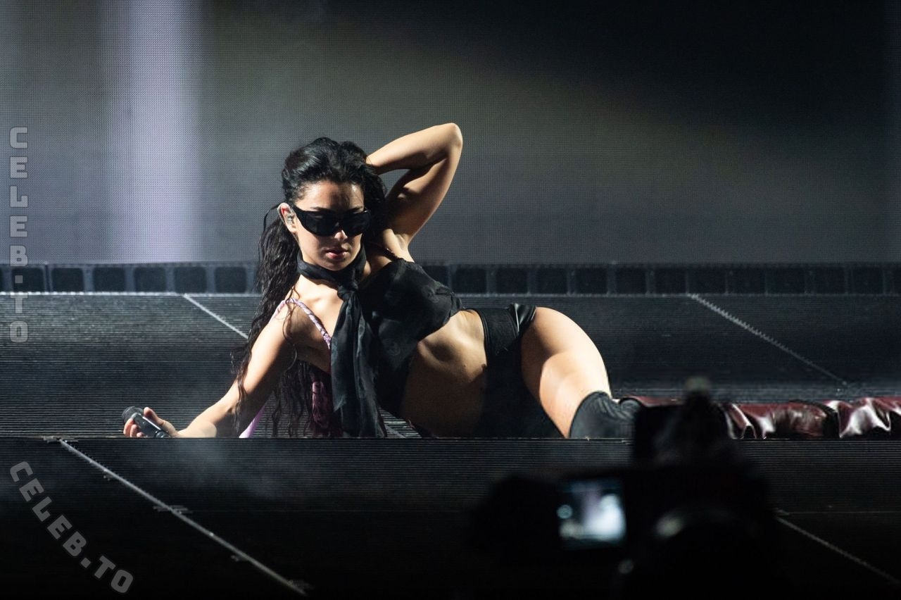 Charli XCX hands
