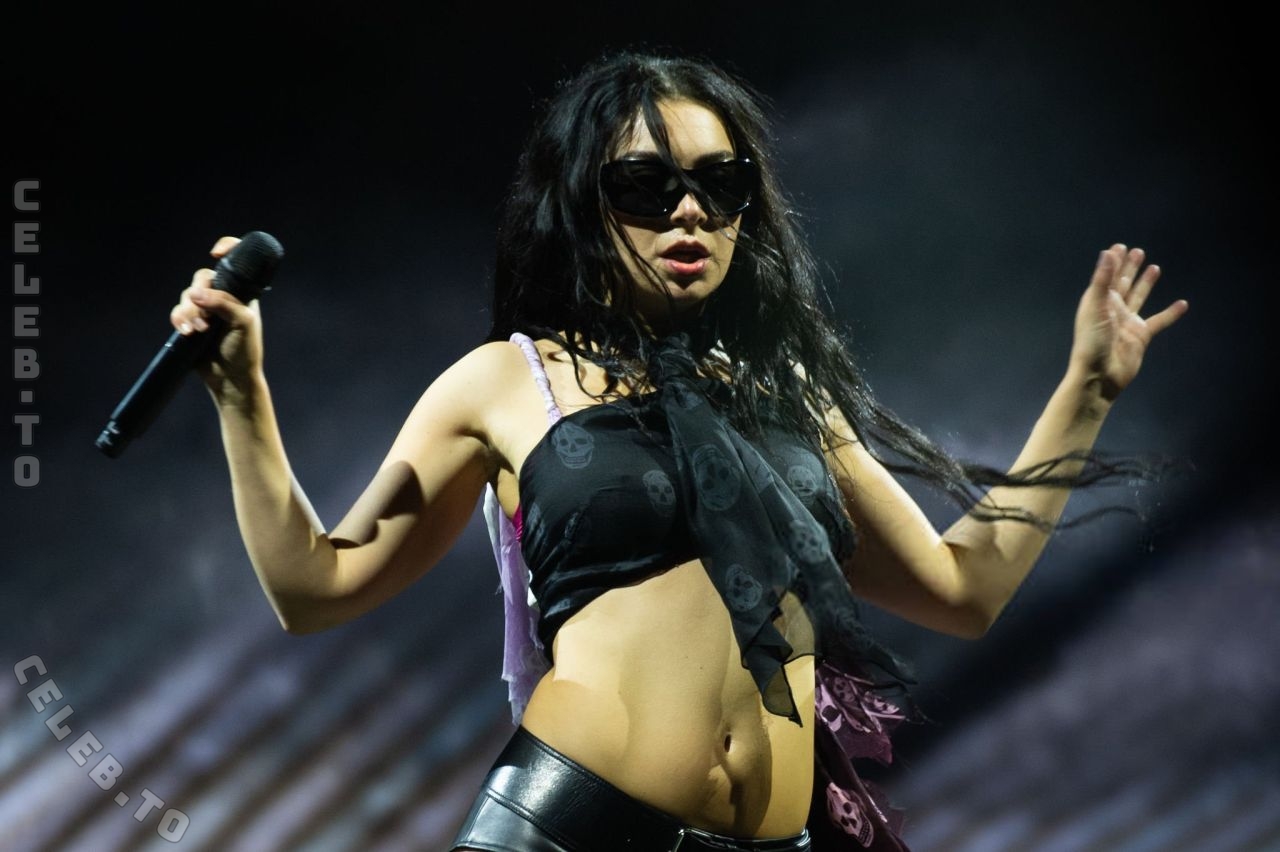 Charli XCX hands