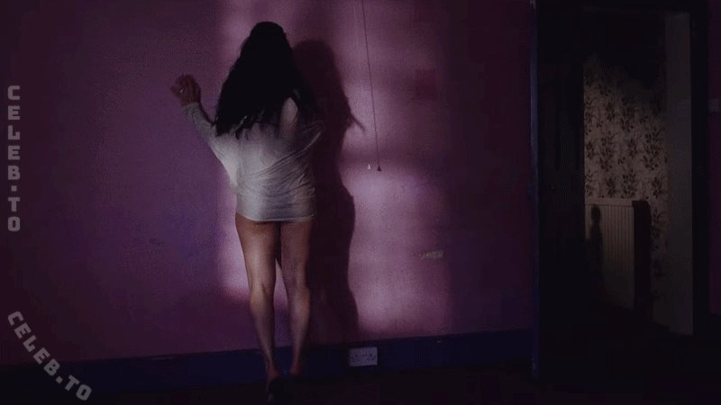 Charli XCX hands