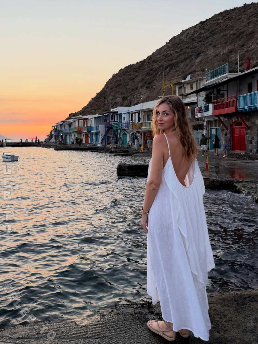 Chiara Ferragni hands
