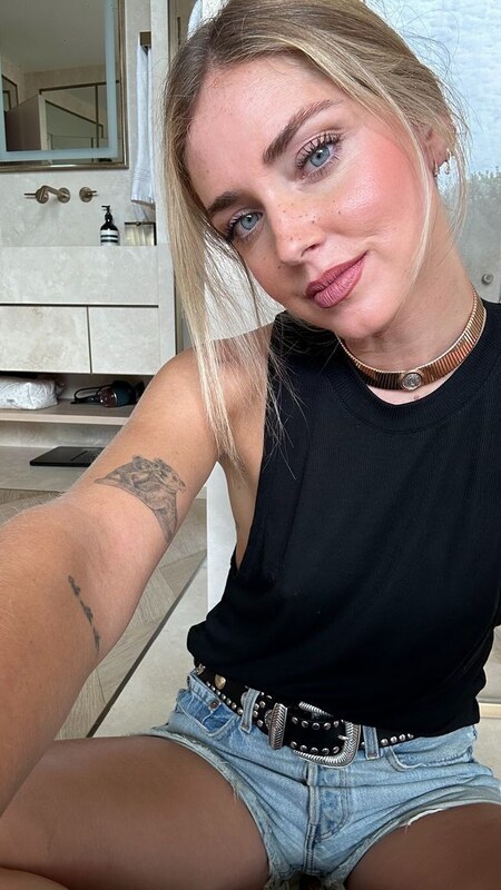 Chiara Ferragni hands